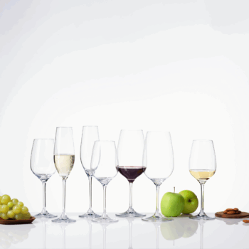 Zariaďujete si bývanie a chýbajú vám poháre na stopke? Tak siahnite po štartovacom sete Premium Glas Crystal, ktorý sme pre vás vyskladali. Budete pripravený na servírovanie červených, biely a aj šumivých vín. Poháre majú užšiu stopku, vysoké steny a kalich v tvare tulipána, vďaka čomu si nápoje vychutnáte do posledného dúška. Ich elegantný dizajn sa hodí každému interiéru. Poháre sú vhodné do priemyselnej umývačky riadu a sklo si svoju čistotu zachová aj po 1500 cykloch v nej. Set je vyrobený zo špeciálneho bezolovnatého krištáľového skla META Glass®. Vysoká kvalita materiálu a okraj pohárov opracovaný laserom im prepožičali krásnu farbu a nádherný zvuk. META Glass® je registrovaná ochranná známka spoločnosti Sola Switzerland EU. Set obsahuje: 6× Pohár na stopke na červené víno 570 ml – Premium Glas Crystal 6× Pohár na stopke biele víno 340 ml – Premium Glas Crystal 6× Pohár na šampanské 210 ml – Premium Glas Crystal
