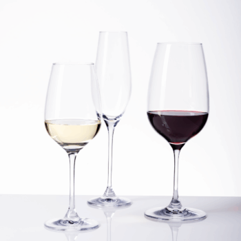 Zariaďujete si bývanie a chýbajú vám poháre na stopke? Tak siahnite po štartovacom sete Premium Glas Crystal, ktorý sme pre vás vyskladali. Budete pripravený na servírovanie červených, biely a aj šumivých vín. Poháre majú užšiu stopku, vysoké steny a kalich v tvare tulipána, vďaka čomu si nápoje vychutnáte do posledného dúška. Ich elegantný dizajn sa hodí každému interiéru. Poháre sú vhodné do priemyselnej umývačky riadu a sklo si svoju čistotu zachová aj po 1500 cykloch v nej. Set je vyrobený zo špeciálneho bezolovnatého krištáľového skla META Glass®. Vysoká kvalita materiálu a okraj pohárov opracovaný laserom im prepožičali krásnu farbu a nádherný zvuk. META Glass® je registrovaná ochranná známka spoločnosti Sola Switzerland EU. Set obsahuje: 6× Pohár na stopke na červené víno 570 ml – Premium Glas Crystal 6× Pohár na stopke biele víno 340 ml – Premium Glas Crystal 6× Pohár na šampanské 210 ml – Premium Glas Crystal