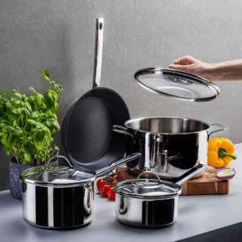 - Perfektné varenie, trendy a štýlové servírovanie v jednom - Moderné, elegantné a nadčasové - Vhodné pre všetky zdroje tepla - Sendvičové dno pre dokonalé rozloženie ohrevu - Sklenené pokrievky s ventilom na uvoľnenie prúdu teplého vzduchu - Vysokolesklý povrch zvonka a matné dokončenie vo vnútri - Panvica z tejto sady má nepriľnavý povrch