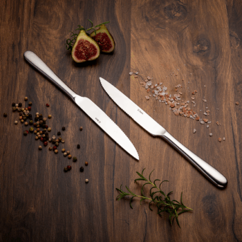 Pre milovníkov chutných steakov a pokrmov, do ktorých sa treba jednoducho zarezať. Praktický set dvoch kvalitných steakových nožov je zároveň dobrým tipom na darček pre gurmánov. Čepeľ vyrobená z nehrdzavejúcej ocele 18/0 si poradí s každým sústom. Vhodný do priemyselnej umývačky riadu.
