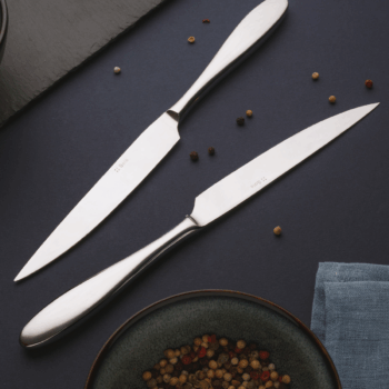 Radi si vychutnávate grilovačky či steaky? Potom tu pre vás máme dokonalého pomocníka. Set steakových nožov Turin s dutými rúčkami z profesionálnej línie Master Chef. K minimalistickému setu vám pribalíme aj praktický magnetický box na ich uloženie.