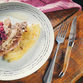 Prineste si domov štýl s týmto vynikajúcim steakovým nožom Basic. Rukoväť je vyrobená z dreva. S nerezovým detailom a kovaním ohúri každého. Je nádherným doplnkom každej domácnosti. Dĺžka čepele: 100 mm