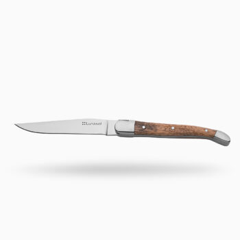 Prineste si domov štýl s týmto vynikajúcim steakovým nožom Basic. Rukoväť je vyrobená z dreva. S nerezovým detailom a kovaním ohúri každého. Je nádherným doplnkom každej domácnosti. Dĺžka čepele: 100 mm