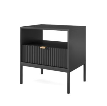 Dizajnový sektor NEW dodá Vašej obývacej miestnosti štýl. Pri sektore NEW sú použité najnovšie trendy v dizajne nábytku a kvalitný materiál. Korpus je vyrobený z 16mm LTD odolnej voči poškriabaniu, na dvierkach je použitá 18mm MDF riflovaná doska a úchyty sú hliníkové v zlatom farebnom prevedení. Všetky hrany sektoru NEW sú chránené ABS páskou.Stolík S54 má odkladaciu policu a pod ňou sa nachádza jedna zásuvka.Materiál: 16mm LTD, ABS hrany, hliníkové zlaté úchyty, 18mm MDF riflovaná doska na dvierkachRozmer (ŠxVxH) : 54 x 56 x 39 cmVýška nožičiek: 20 cm Farebné prevedenie : čiernyDodávame v demonte.