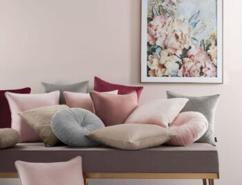 Svetlo sivý okrúhly zamatový dekoratívny vankúš 45 cm