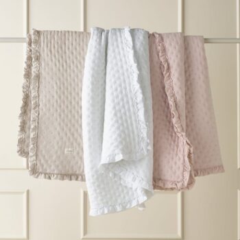 Svetlo sivý prehoz na posteľ Molly s volánom 200 x 220 cm