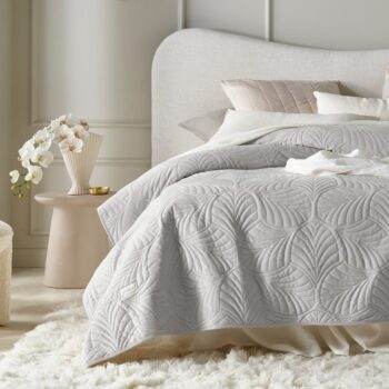 Svetlo sivý velúrový prehoz na posteľ Feel 170 x 210 cm