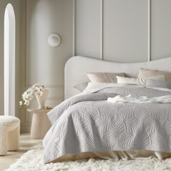 Svetlo sivý velúrový prehoz na posteľ Feel 170 x 210 cm