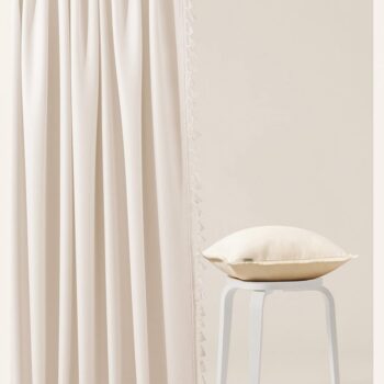 Svetlokrémový záves Lara na riasiacu pásku so strapcami 140 x 250 cm