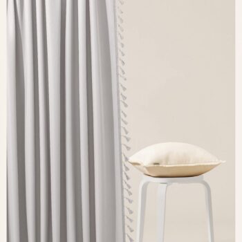 Svetlosivý záves Lara na riasiacu pásku so strapcami 140 x 250 cm