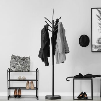 Moderný a praktický botník na topánky TABE sa postará o poriadok v predsieni, šatníku alebo na chodbe. Jeho minimalistický štýl s rovnými líniami sa hodí do akéhokoľvek interiéru. Otvorená konštrukcia v podobe štyroch políc z čierneho kovu a plastu zabezpečuje dobrú cirkuláciu vzduchu,…