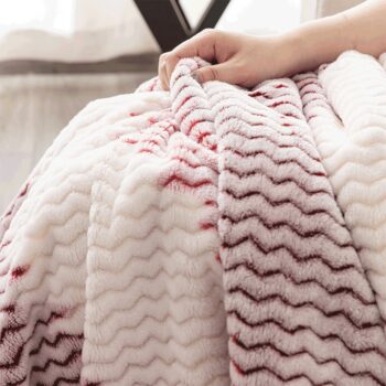 Predstavujeme vám obojstrannú baránkovú deku Tames s rozmermi 150x200 cm v elegantnej kombinácii bielej a sivej farby. Táto deka je ideálnym doplnkom do vášho interiéru, ktorý prinesie pocit útulnosti a tepla počas chladných dní.