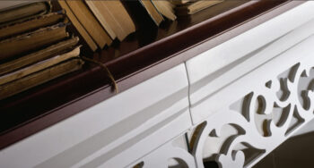 Rustikálnu komodu MILANO MI-K2 možno umiestniť hlavne do klasicky zariadeného interiéru, kde vynikne jej vysoký lesk a oblé tvary. Obsahuje dvoje dvierok a možno ju kombinovať s ostatnými prvkami z modelovej rady Milano. Komoda je vyrobená vo farebnom prevedení biely vysoký lesk / orech Milano.