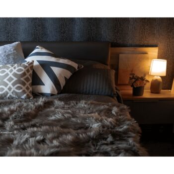 Vychutnávajte si chvíle oddychu s kožušinovou dekou EBONA TYP 5. Pohodlne sa usaďte a užívajte si jej hrejivé objatie. Je obzvlášť príjemná na dotyk a je nadmieru mäkká. Vyrobená je zo 100% polyesteru s výškou vlasu až 6 cm. Hmotnosť vlasu je 1300g/m2 a rozmery deky sú (ŠxD): 150x180 cm. Môžete ňou…