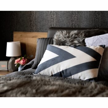 Vychutnávajte si chvíle oddychu s kožušinovou dekou EBONA TYP 5. Pohodlne sa usaďte a užívajte si jej hrejivé objatie. Je obzvlášť príjemná na dotyk a je nadmieru mäkká. Vyrobená je zo 100% polyesteru s výškou vlasu až 6 cm. Hmotnosť vlasu je 1300g/m2 a rozmery deky sú (ŠxD): 150x180 cm. Môžete ňou…