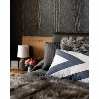 Vychutnávajte si chvíle oddychu s kožušinovou dekou EBONA TYP 5. Pohodlne sa usaďte a užívajte si jej hrejivé objatie. Je obzvlášť príjemná na dotyk a je nadmieru mäkká. Vyrobená je zo 100% polyesteru s výškou vlasu až 6 cm. Hmotnosť vlasu je 1300g/m2 a rozmery deky sú (ŠxD): 150x180 cm. Môžete ňou…