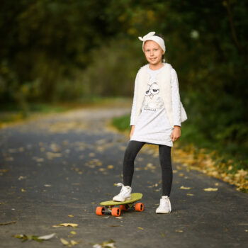 Skateboard Tesal v kombinácii farieb zelená a červená je ideálnou voľbou pre mladých nadšencov skateboardingu vo veku od 6 do 12 rokov. Tento moderný skateboard značky KONDELA ponúka nielen atraktívny vzhľad, ale aj praktické vlastnosti, ktoré ocení každý začínajúci jazdec.