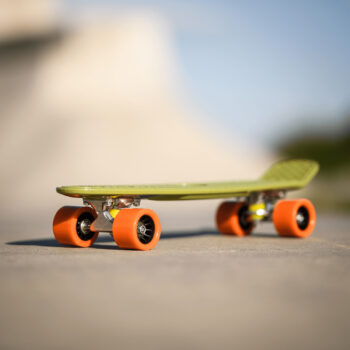 KONDELA Tesal skateboard zelená / červená – Obrázok 5