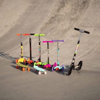 Skateboard Tesal v kombinácii farieb zelená a červená je ideálnou voľbou pre mladých nadšencov skateboardingu vo veku od 6 do 12 rokov. Tento moderný skateboard značky KONDELA ponúka nielen atraktívny vzhľad, ale aj praktické vlastnosti, ktoré ocení každý začínajúci jazdec.