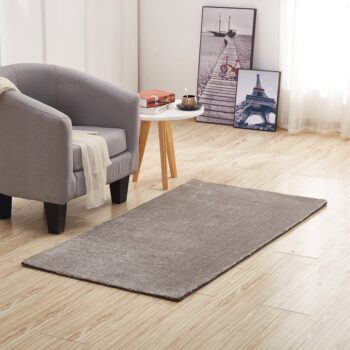 Koberec TIANNA 80x150 cm vynikne v každej izbe, či už to bude obývacia izba alebo spálňa. Materiál použitý na výrobu je 100% polyester v svetlosivej farbe. Ak hľadáte koberec v jemnej pastelovej farbe, ktorý by sa vám hodil do každej izby, riešením pre vás sa môže stat práve tento koberec. Koberec…