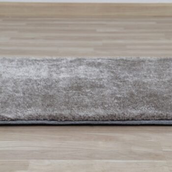 Koberec TIANNA 140x200 cm vynikne v každej izbe, či už to bude obývacia izba alebo spálňa. Materiál použitý na výrobu je 100% polyester v svetlosivej farbe. Ak hľadáte koberec v jemnej pastelovej farbe, ktorý by sa vám hodil do každej izby, riešením pre vás sa môže stat práve tento koberec. Koberec…