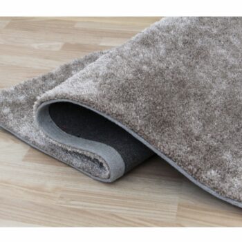 Koberec TIANNA 140x200 cm vynikne v každej izbe, či už to bude obývacia izba alebo spálňa. Materiál použitý na výrobu je 100% polyester v svetlosivej farbe. Ak hľadáte koberec v jemnej pastelovej farbe, ktorý by sa vám hodil do každej izby, riešením pre vás sa môže stat práve tento koberec. Koberec…