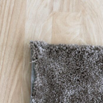 Koberec TIANNA 80x150 cm vynikne v každej izbe, či už to bude obývacia izba alebo spálňa. Materiál použitý na výrobu je 100% polyester v svetlosivej farbe. Ak hľadáte koberec v jemnej pastelovej farbe, ktorý by sa vám hodil do každej izby, riešením pre vás sa môže stat práve tento koberec. Koberec…
