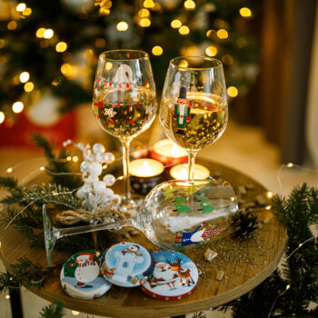 redstavujeme vám sadu pohárov vhodných na víno TIPSY TRIO (3 ks), ktoré sú ideálnym doplnkom do každej domácnosti. Tieto elegantné poháre na stopke s objemom 450 ml sú vyrobené zo skla a sú vhodné na rôzne druhy sektov, vína alebo akýchkoľvek…