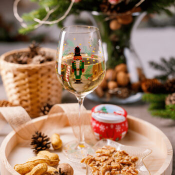 redstavujeme vám sadu pohárov vhodných na víno TIPSY TRIO (3 ks), ktoré sú ideálnym doplnkom do každej domácnosti. Tieto elegantné poháre na stopke s objemom 450 ml sú vyrobené zo skla a sú vhodné na rôzne druhy sektov, vína alebo akýchkoľvek…