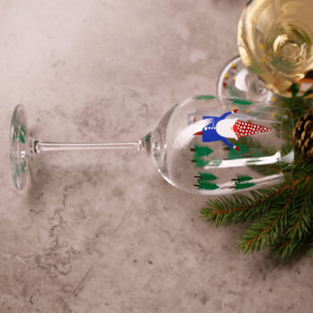 redstavujeme vám sadu pohárov vhodných na víno TIPSY TRIO (3 ks), ktoré sú ideálnym doplnkom do každej domácnosti. Tieto elegantné poháre na stopke s objemom 450 ml sú vyrobené zo skla a sú vhodné na rôzne druhy sektov, vína alebo akýchkoľvek…