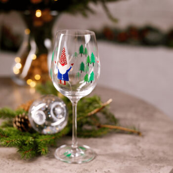 redstavujeme vám sadu pohárov vhodných na víno TIPSY TRIO (3 ks), ktoré sú ideálnym doplnkom do každej domácnosti. Tieto elegantné poháre na stopke s objemom 450 ml sú vyrobené zo skla a sú vhodné na rôzne druhy sektov, vína alebo akýchkoľvek…
