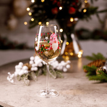 redstavujeme vám sadu pohárov vhodných na víno TIPSY TRIO (3 ks), ktoré sú ideálnym doplnkom do každej domácnosti. Tieto elegantné poháre na stopke s objemom 450 ml sú vyrobené zo skla a sú vhodné na rôzne druhy sektov, vína alebo akýchkoľvek…