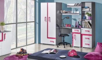 Pracový stôl TITO A9 patrí do zaujímavej rady nábytku TITO, ktorá sa vyznačuje nápaditým dizajnom s výraznými úchytkami. Stolík je vyrobený z kvalitnej  LTD dosky. Korpus nábytku je vo farebnom prevedení antracit. Dvierka a úchyty sú v kombinácii biela matná/ružová.Stolík má priestrannú pracovnú plochu až 180 x 50 cm a praktický úložný priestor so zásuvkou.Rozmery (v/š/h): 80 x 120 x 50 cm. Dodávame v demonteSektorový nábytok TITO vám ponúka na výber mnoho samostatných skriniek, z ktorých si môžete vyskladať jedinečnú detskú, či študentskú izbu.