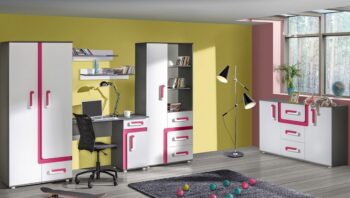 Pracový stôl TITO A9 patrí do zaujímavej rady nábytku TITO, ktorá sa vyznačuje nápaditým dizajnom s výraznými úchytkami. Stolík je vyrobený z kvalitnej  LTD dosky. Korpus nábytku je vo farebnom prevedení antracit. Dvierka a úchyty sú v kombinácii biela matná/ružová.Stolík má priestrannú pracovnú plochu až 180 x 50 cm a praktický úložný priestor so zásuvkou.Rozmery (v/š/h): 80 x 120 x 50 cm. Dodávame v demonteSektorový nábytok TITO vám ponúka na výber mnoho samostatných skriniek, z ktorých si môžete vyskladať jedinečnú detskú, či študentskú izbu.