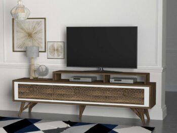 Predstavujeme TORO, TV stolík, ktorý prináša do vašej obývačky eleganciu a moderný dizajn s orientálnym nádychom. Tento štýlový nábytok v kombinácii bielej a orechovej farby je navrhnutý tak, aby poskytoval praktické a estetické riešenie pre vaše multimediálne zariadenia a ďalšie potreby.Detailné špecifikácieTyp tovaru: TV stolíkMateriál: Kvalitná LTD s hrúbkou materiálu 18 mm, zaisťujúca odolnosť a dlhú životnosť.Rozmery: 62.5 x 180 x 30 cm, ideálny pre moderné obývacie priestory.Farba: Elegantná kombinácia bielej a orechovej, ktorá dodáva priestoru moderný a príjemný vzhľad.Vybavenie: Regálka a 3 skrinky, poskytujúce dostatok úložného priestoru pre elektroniku, knihy alebo dekorácie.Štýl: Orientálny, ktorý prináša do vášho interiéru exotický a upokojujúci prvok.Dodatočné informácie: Produkt je dodávaný v demontovanom stave, čo uľahčuje transport a montáž.TV stolík TORO je ideálnou voľbou pre tých, ktorí hľadajú moderný a funkčný nábytok s elegantným a originálnym vzhľadom. Jeho kombinácia bielej a orechovej farby a orientálny štýl prinášajú do vášho domova sviežosť a moderný štýl, zatiaľ čo poskytujú dostatok úložného priestoru pre všetky vaše potreby.