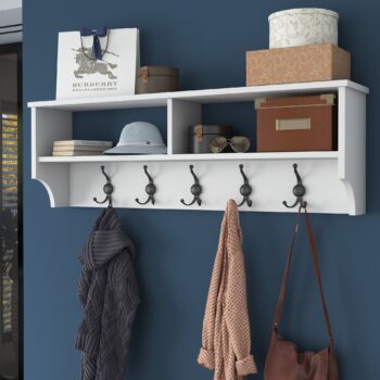 Predsieňová zostava TOVELO – elegantné a funkčné riešenie pre vašu predsieňPredsiňová zostava TOVELO je ideálnou voľbou pre každú modernú predsieň. S čistým dizajnom v bielej farbe a praktickým usporiadaním prináša do priestoru nielen estetiku, ale aj funkčnosť. Kombinuje botník a závesný vešiak s policou, čo zaisťuje maximálne využitie priestoru.Hlavné vlastnosti predsieňovej zostavy TOVELO:Materiál: kvalitný melamín a VT laminát – odolný a ľahko udržiavateľný.Membránové MDF dvierka, ktoré dodávajú elegantný vzhľad.Rozmery: 45 x 120 x 40 cm – kompaktná a praktická veľkosť.Farba: čisto biela, ktorá sa ľahko zladí s akýmkoľvek interiérom.Zostava obsahuje:Botník: praktický úložný priestor pre obuv.Závesný vešiak s policou: ideálny na odkladanie kabátov, tašiek alebo klobúkov.Dodávame v demontovanom stave s prehľadným montážnym návodom.Predsiňová zostava TOVELO kombinuje jednoduchosť s praktickosťou a je ideálnym riešením pre udržanie poriadku vo vašej predsieni. Jej čistý design zanechá skvelý prvý dojem na každého návštevníka.Vylepšite svoju predsieň s elegantnou a praktickou zostavou TOVELO!
