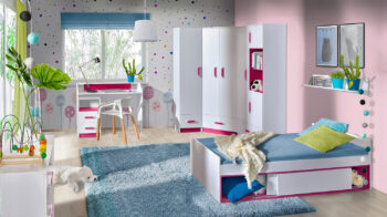 Vysoký regál TRAFIC je moderným a dizajnovým kúskom zo sektoru TRAFIC. Aj vďaka nemu si poskladáte študentskú izbu pre vaše deti podľa predstáv.Regál je dvojdverový. Vo vnútri sa nachádzajú police. Regál tiež disponuje praktickou zásuvkou a dvomi otvorenými policami. Farebné prevedenie je v kontraste biela, tyrkysová. Pri výrobe boli použité kvalitné LTD dosky.Detská izba Trafic vás zaujme nielen svojím vzhľadom ale aj funkčnosťou. Je zložená z viacerých zaujímavých komponentov. Detská izba bola navrhnutá tak, že každý komponent z detskej izby má dostatok úložného priestoru na uloženie vašich vecí. Isto poteší vašich teenagerov svojim dizajnom a prevedením.Dodávame v demontovanom stave.