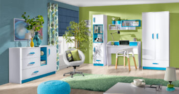 Vysoký regál TRAFIC je moderným a dizajnovým kúskom zo sektoru TRAFIC. Aj vďaka nemu si poskladáte študentskú izbu pre vaše deti podľa predstáv.Regál je dvojdverový. Vo vnútri sa nachádzajú police. Regál tiež disponuje praktickou zásuvkou a dvomi otvorenými policami. Farebné prevedenie je v kontraste biela, tyrkysová. Pri výrobe boli použité kvalitné LTD dosky.Detská izba Trafic vás zaujme nielen svojím vzhľadom ale aj funkčnosťou. Je zložená z viacerých zaujímavých komponentov. Detská izba bola navrhnutá tak, že každý komponent z detskej izby má dostatok úložného priestoru na uloženie vašich vecí. Isto poteší vašich teenagerov svojim dizajnom a prevedením.Dodávame v demontovanom stave.