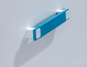 Vysoký regál TRAFIC je moderným a dizajnovým kúskom zo sektoru TRAFIC. Aj vďaka nemu si poskladáte študentskú izbu pre vaše deti podľa predstáv.Regál je dvojdverový. Vo vnútri sa nachádzajú police. Regál tiež disponuje praktickou zásuvkou a dvomi otvorenými policami. Farebné prevedenie je v kontraste biela, tyrkysová. Pri výrobe boli použité kvalitné LTD dosky.Detská izba Trafic vás zaujme nielen svojím vzhľadom ale aj funkčnosťou. Je zložená z viacerých zaujímavých komponentov. Detská izba bola navrhnutá tak, že každý komponent z detskej izby má dostatok úložného priestoru na uloženie vašich vecí. Isto poteší vašich teenagerov svojim dizajnom a prevedením.Dodávame v demontovanom stave.