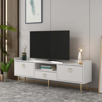 TV stolík TUSON - moderný a praktický doplnok pre vašu obývaciu izbuTV stolík TUSON je ideálnou voľbou pre tých, ktorí hľadajú štýlové a funkčné riešenie pre svoju obývaciu izbu. Je navrhnutý tak, aby ponúkol dostatok úložného priestoru a zároveň sa stal elegantným doplnkom vášho interiéru.Vyrobený z odolného LTD materiálu s hrúbkou 18 mm, stolík TUSON zaručuje pevnosť a dlhú životnosť. Vybavený skrinkou s dvoma dvierkami, jednou zásuvkou a praktickým regálkom, poskytuje dostatok priestoru na uloženie vašich multimediálnych zariadení, kníh či ďalších doplnkov. Štýlové kovové úchytky uľahčujú otváranie a dodávajú stolíku moderný vzhľad.Hlavné vlastnosti produktu:Typ tovaru: TV stolíkVhodné do miestnosti: obývacia izbaMateriál: LTDRozmery: 54 x 140 x 30 cmFarba: bielaVybavenie: skrinka, 1 zásuvka, regálPočet dvierok: 2Úchytky: kovDodatočné informácie: Dodávame v demonte, plastové nožičkyTV stolík TUSON je dodávaný v demontovanom stave, čo uľahčuje jeho prepravu a montáž. Plastové nožičky zaisťujú stabilitu a ochranu podlahy pred poškodením.