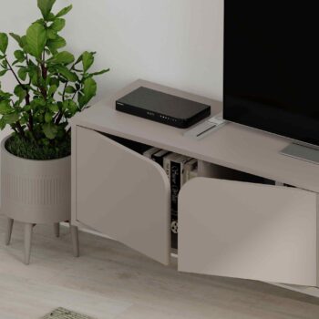 TV Stolík SINESHA: Elegancia v odtieni svetlá mocca pre Vašu obývačku Obohaťte svoju obývačku o špičkový dizajn s TV stolom SINESHA. Jeho sofistikovaná farba svetlá mocca pridá vášmu interiéru nádych luxusu a tepla.  Typ tovaru: TV stolík < strong>Materiál: Kvalitný melamín a VT laminát Rozmery: 35 x 180 x 35.6 cm Farba: Elegantné svetlá mocca Vybavenie: 4 plné dvierka ponúkajúce dostatok úložného priestoru Tvar: Klasický obdĺžnikový a rovný dizajn Hrúbka materiálu: Pevných 18mm  Dajte svojej obývačke nový rozmer s TV stolom SINESHA v odtieni svetlá mocca!