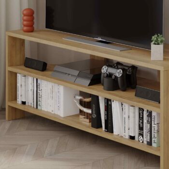 Zoznámte sa s VICIUS, exkluzívnym TV stolom, ktorý prináša zmysel pre štýl a funkcionalitu do vašej obývačky! Tento výnimočný nábytok je ideálny pre tých, ktorí si cení estetiku a usporiadanie a chcú mať svoj televízor a príslušenstvo elegantne usporiadané. Charakteristika produktu:  Typ tovaru:  TV stolík Materiál: Kvalitný melamín a VT laminát Rozmer: 45 x 110 x 36 cm< /li> Farba: Elegantný dub Vybavenie: Funkčné odkladacie police Tvar: Priestorovo úsporný rohový Počet dverí, dvierok: Otvorený dizajn bez dverí Hrúbka materiálu: Solídne 18mm  VICIUS TV stolík nie je iba pohľadovo atraktívny, ale tiež ponúka organizačné riešenie, vďaka ktorému bude váš relaxačný čas ešte príjemnejší. Jeho elegantný dizajn vo farbe duba obohatí každý interiér a dodá vašej obývačke príjemnú atmosféru. Ak túžite po spojení moderného dizajnu a praktickosti, VICIUS je pre vás tou pravou voľbou! Vychutnajte si nielen luxusný vzhľad, ale aj funkčnosť a kvalitu, ktoré prináša tento unikátny kúsok nábytku!