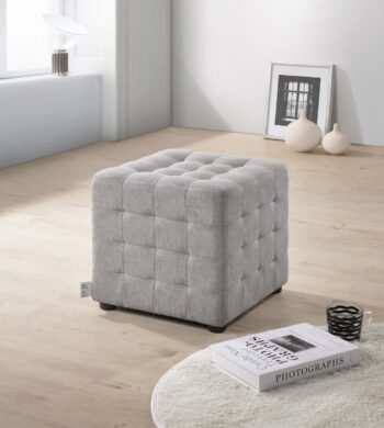 Štýlová a elegantná taburetka do moderných interiérov. Taburetka je čalúnená šedou poťahovou látkou. Na výber v štyroch farebných prevedeniach.Rozmery:- výška: 38.5 cm- hĺbka: 35.5 cm- šírka: 35.5 cm