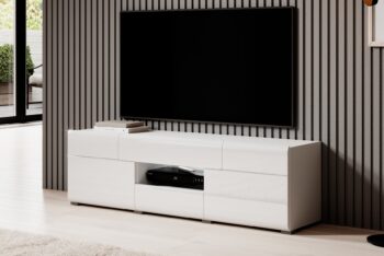 Obývací sektor TALEDO je spojením moderného štýlu a kvalitného prevedenia. Nízka komoda TALEDO je elegantným prvkom sektoru TALEDO.Je možné ju využiť ako stolík pod televízor, ale aj samostatne. Je efektne členená a farebne kombinovaná. V strednej časti nábytku je 1 horná a 1 dolná zásuvka s nosnosťou max. 7 kg. Priestor medzi zásuvkami je možné efektne osvetliť LED osvetlením, ktoré je možné dokúpiť diskrétne LED osvetlenie (nie je súčasťou nábytku). Po bokoch je úložný priestor s dvierkami.Farebné prevedenie je v žiadanej kombinácii biela / biely lesk. Korpus nábytku je tvorený z lamino dosky.Predné časti dvierok sú potiahnuté membránovou fóliou, ktorá nábytku poskytuje dlhú životnosť. Dodávame v demonte.Rozmery (šírka/ výška/ hĺbka): 159 x 48 x 39 cm