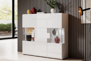 Obývací sektor TALEDO je spojením moderného štýlu a kvalitného prevedenia.Presklená komoda TALEDO je elegantným prvkom sektoru. Je to praktická trojdverová barová skrinka s efektným rozdelením na presklenú časť a uzavretú - úložnú časť. V hodnej strednej časti je umiestnená účelná zásuvka s nosnosťou max. 7 kg. Sklenené časti nábytku sú z tvrdeného skla a zaručujú bezpečnosť pri používaní.K nábytku je možné dokúpiť diskrétne LED osvetlenie (nie je súčasťou nábytku). Farebné prevedenie je v žiadanej kombinácii biela / bielý lesk. Korpus nábytku je tvorený z bielej lamino  dosky a dekoratívne prvky sú vo farebe dub san remo. Dvierka nábytku sú vo farbe biely lesk. Predné časti dvierok sú potiahnuté membránovou fóliou, ktorá nábytku poskytuje dlhú životnosť.Dodávame v demonte.Rozmery (šírka/ výška/ hĺbka): 147x 131 x 39 cm