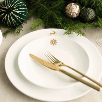 Vychutnajte si svoje obľúbené dezerty na tanieri, ktorý odráža sviatočný šarm. Dezertný tanier z kolekcie Premium Platinum Line Merry Christmas je vyrobený z kvalitného Bone China porcelánu a zdobený ručne aplikovaným zlatým motívom. Jemný dizajn a precíznosť detailov prinesú do vašej domácnosti kúzlo Vianoc. Každý tanier je starostlivo zdobený našimi dizajnérmi v keramickom Solateliéri. Limitovaná edícia tejto kolekcie je dostupná iba na krátky čas, preto neváhajte a zaistite si tento luxusný kúsok ešte dnes.
