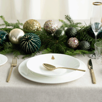 Vneste do svojho sviatočného stolovania eleganciu a výnimočnosť s hlbokým tanierom z kolekcie Premium Platinum Line Merry Christmas. Tento exkluzívny tanier, vyrobený z prémiového Bone China porcelánu, je zdobený ručne aplikovaným zlatým motívom, ktorý vyžaruje kúzlo Vianoc. Precízne línie a jedinečný dizajn robia z každého pokrmu nezabudnuteľný zážitok. Každý tanier je starostlivo vytvorený našimi dizajnérmi v keramickom Solateliéri. Táto jedinečná kolekcia je dostupná v limitovanom množstve. Preto neodkladajte svoju objednávku a pridajte si kúsok sviatočného luxusu do svojej domácnosti ešte dnes.
