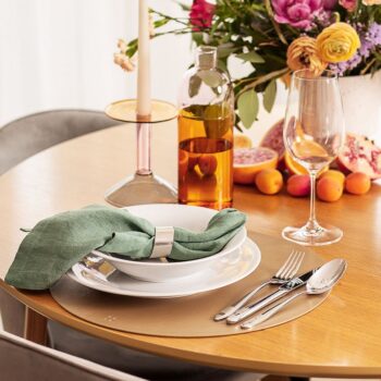 Set porcelánových hlbokých tanierov z línie Basic Chic. Elegantný detail letokruhov na bielom porceláne môžete použiť na každú príležitosť. Je vhodný do umývačky riadu aj mikrovlnnej rúry.