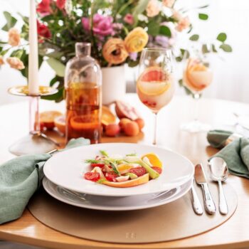 Set porcelánových hlbokých tanierov z línie Basic Chic. Elegantný detail letokruhov na bielom porceláne môžete použiť na každú príležitosť. Je vhodný do umývačky riadu aj mikrovlnnej rúry.