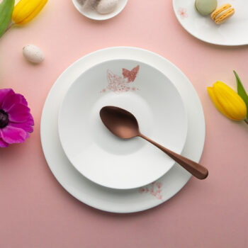 Vneste do svojho sviatočného stolovania eleganciu a sviežosť jari s hlbokým tanierom z kolekcie Premium Platinum Line Easter. Tento exkluzívny tanier, vyrobený z prémiového Bone China porcelánu, zdobí ručne aplikovaný zlato-ružový motív s jemnými jarnými prvkami, ktoré symbolizujú nový začiatok a prebúdzajúcu sa prírodu. Precízne línie a sofistikovaný dizajn premenia každé jedlo na výnimočný zážitok. Každý tanier je starostlivo vytvorený našimi dizajnérmi v keramickom Solateliéri. Táto jedinečná kolekcia je dostupná v limitovanom množstve, preto neodkladajte svoju objednávku a doprajte si dotyk sviatočného luxusu do svojej domácnosti ešte dnes.